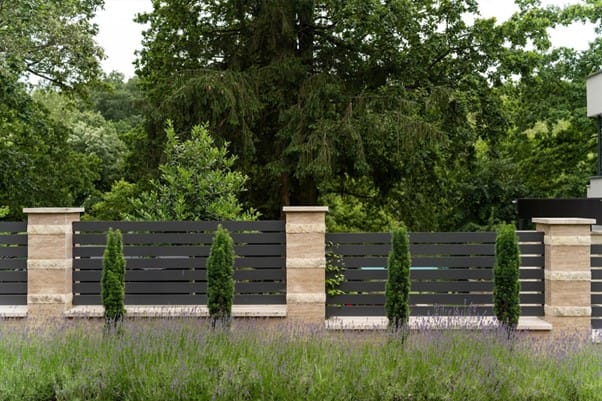 kerítés fedlap távolról